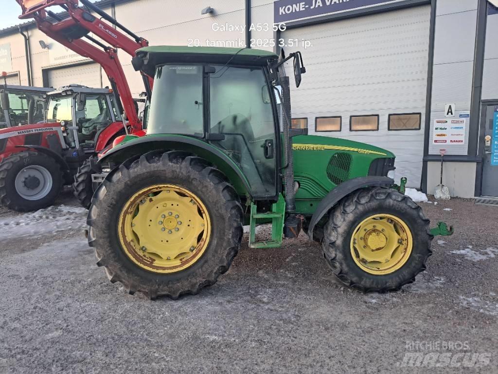 John Deere 5820 الجرارات