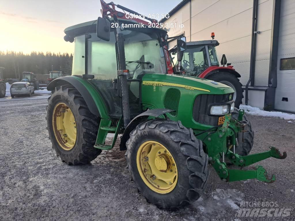 John Deere 5820 الجرارات