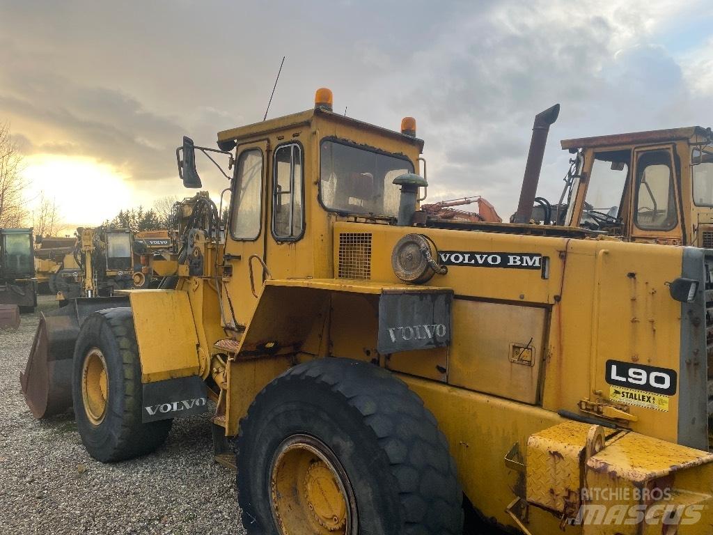 Volvo L90 لوادر بعجل