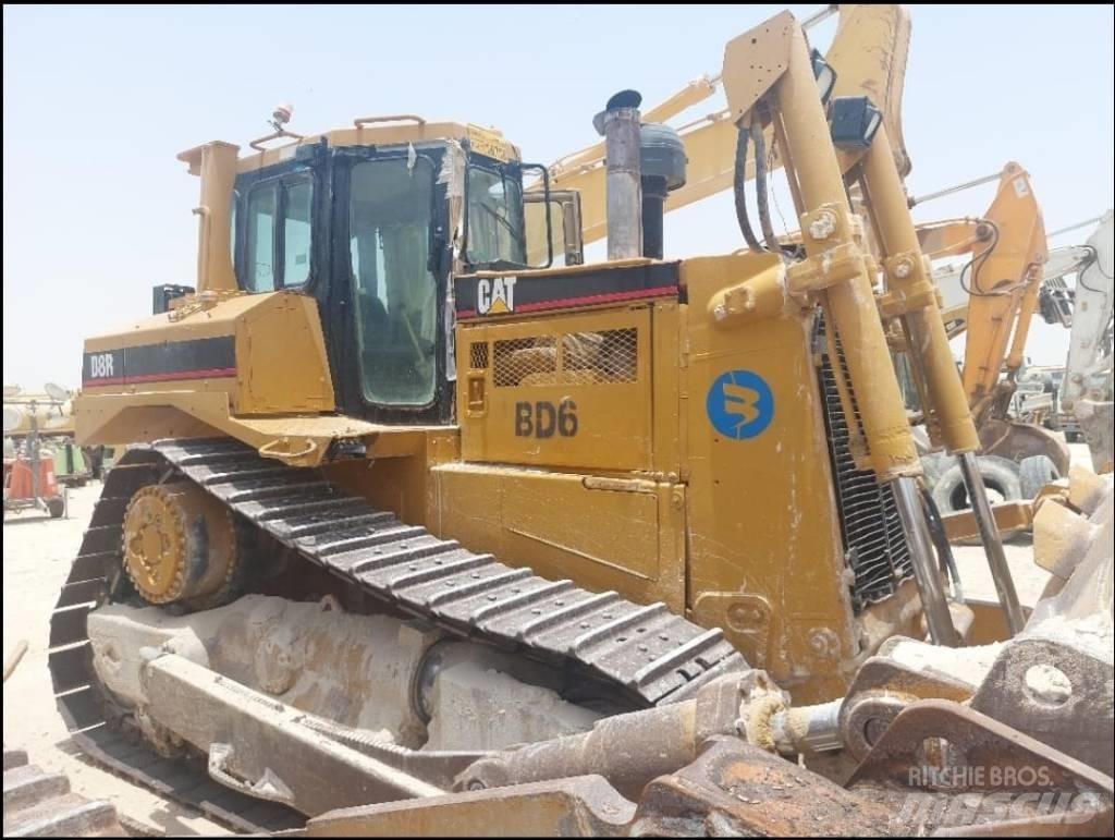CAT D 8 R بلدوزرات مجنزرة