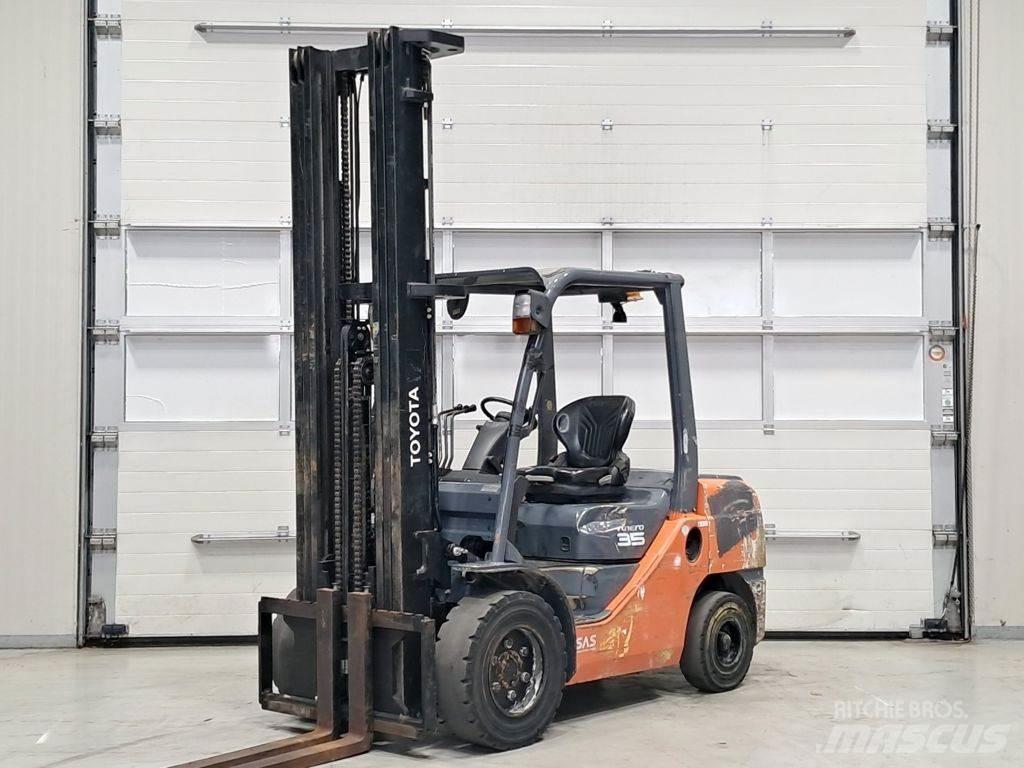 Toyota 02-8FDJF35 شاحنات الديزل