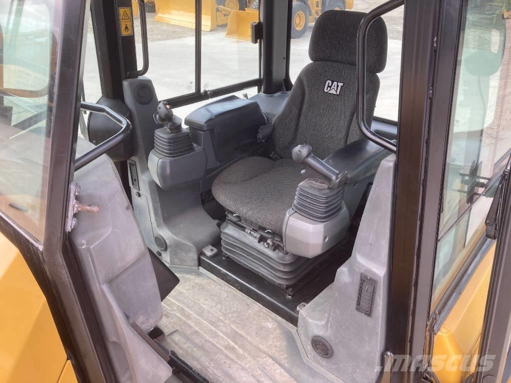 CAT D 6 K 2 LGP بلدوزرات مجنزرة