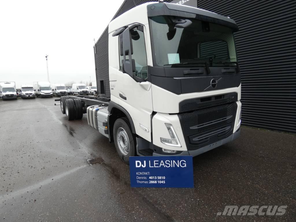 Volvo FM 330 شاحنات بمقصورة وهيكل