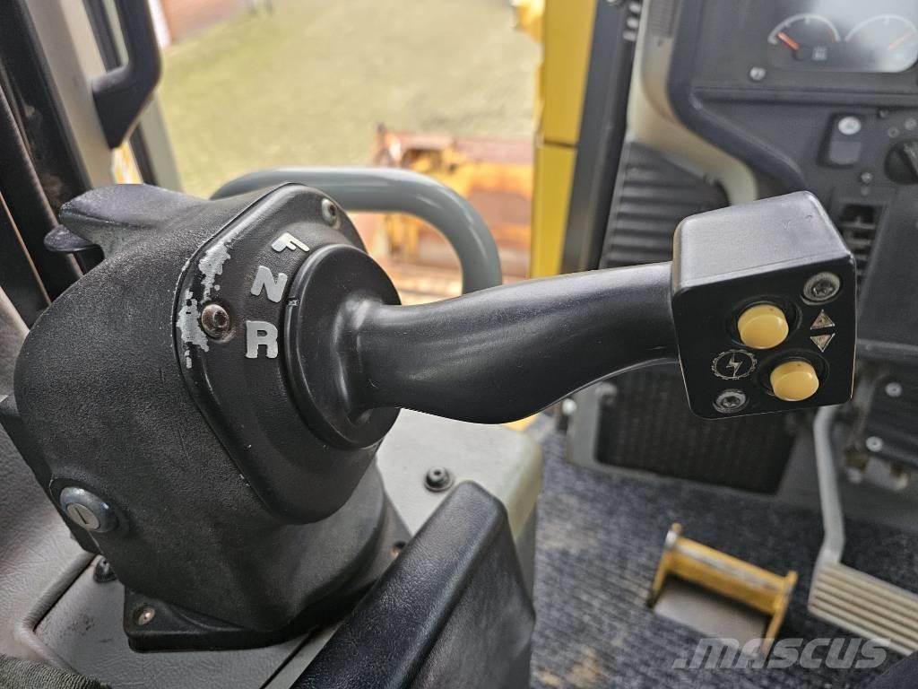 CAT D 6 T LGP بلدوزرات مجنزرة