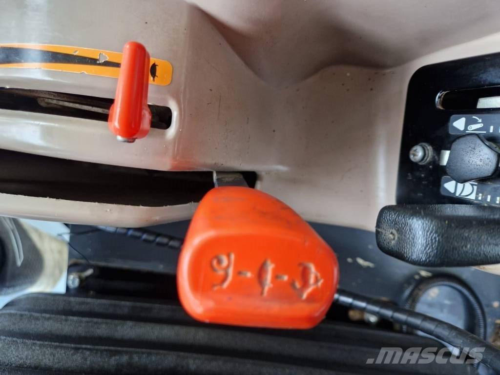 Kubota M 8560 DT الجرارات