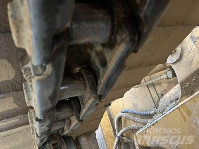 CAT D 5 H LGP II بلدوزرات مجنزرة
