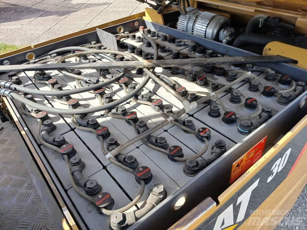 CAT EP 30 K PAC شاحنات ذات رافعات شوكية تعمل بالكهرباء