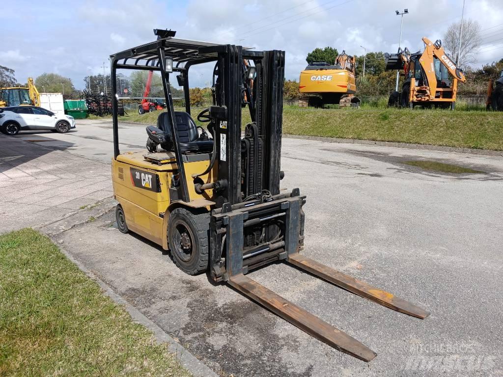 CAT EP 30 K PAC شاحنات ذات رافعات شوكية تعمل بالكهرباء
