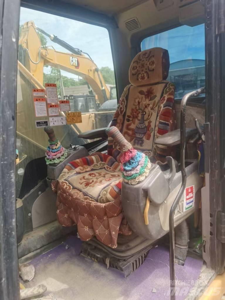 CAT 320 D L حفارات زحافة