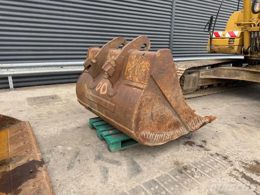 CAT 320 DL حفارات زحافة