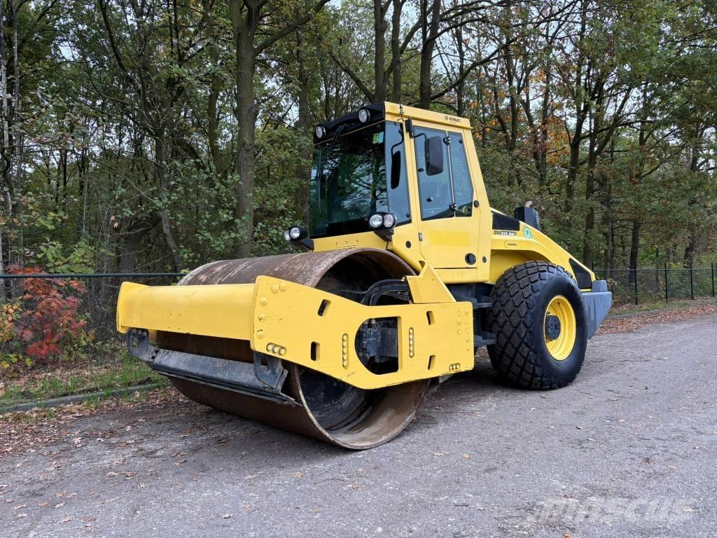 Bomag BW 213 D H-4 i ضاغطات التربة