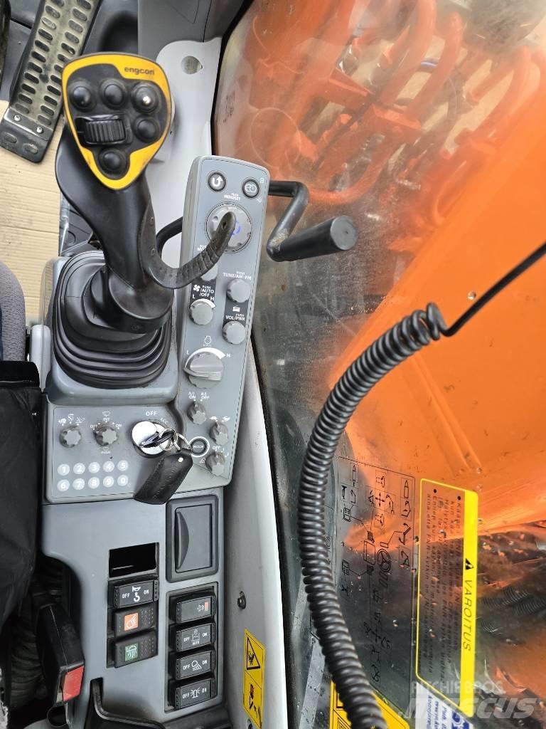 Hitachi ZX 220W-5 حفارات بعجل
