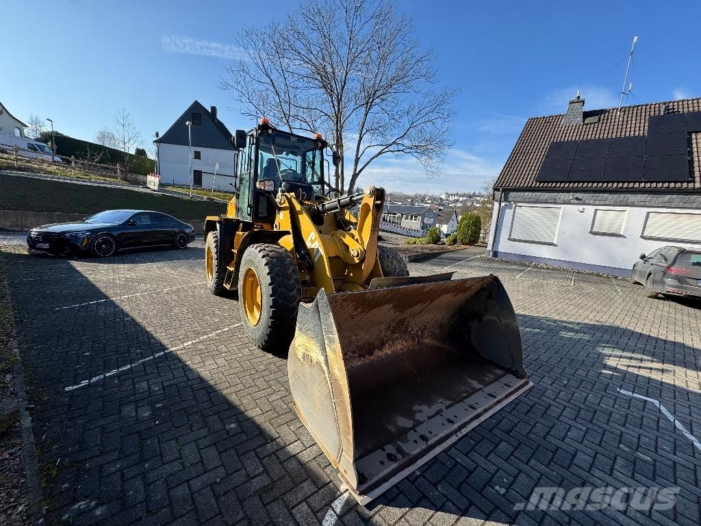 CAT 910M لوادر بعجل