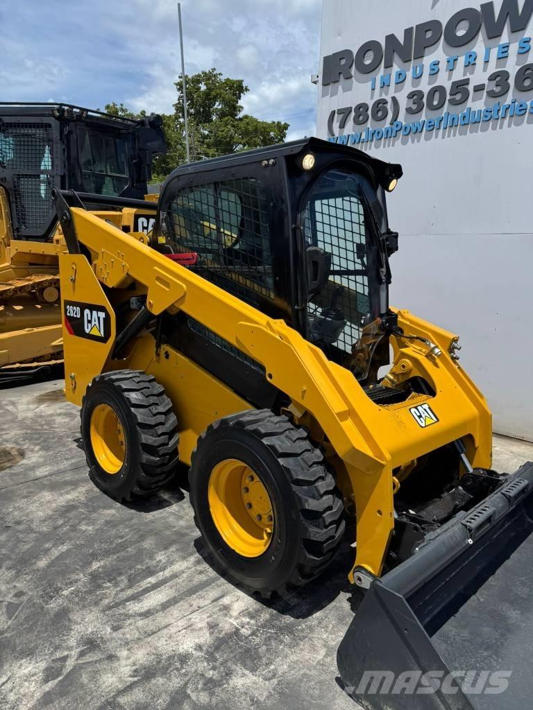 CAT 262 D لوادر انزلاقية التوجيه