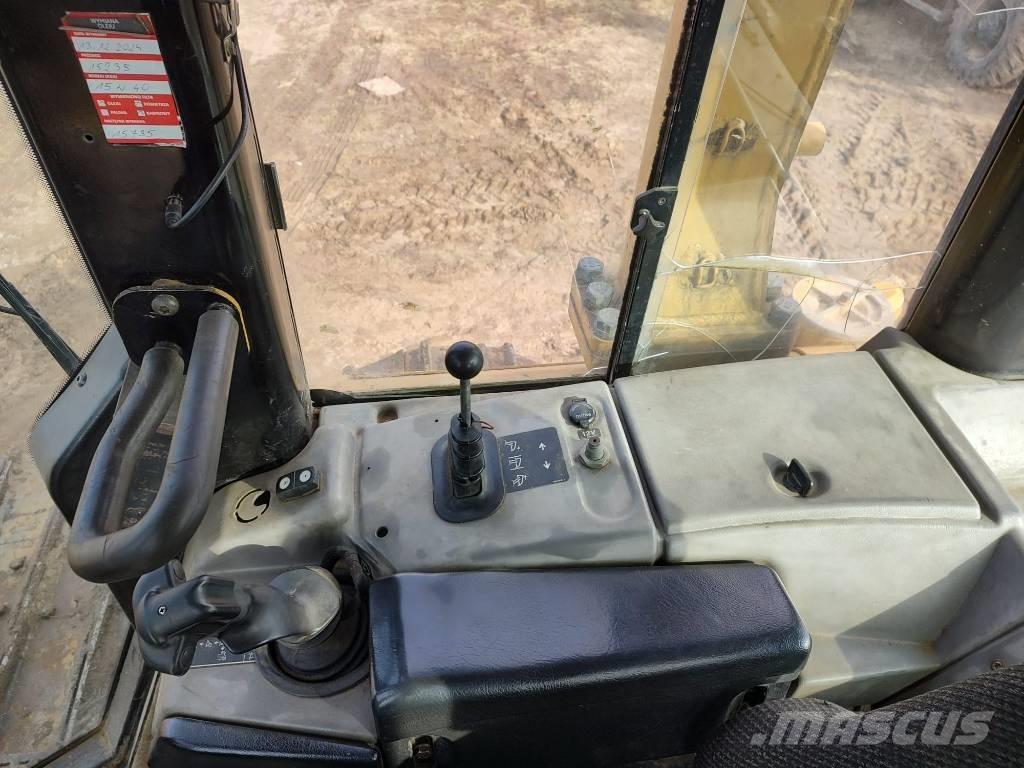 CAT D 6 N LGP بلدوزرات مجنزرة