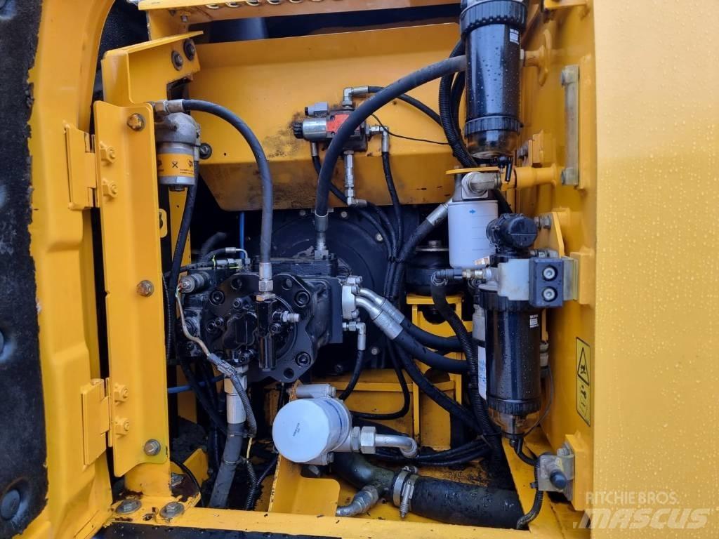 JCB JS 130 LC حفارات زحافة