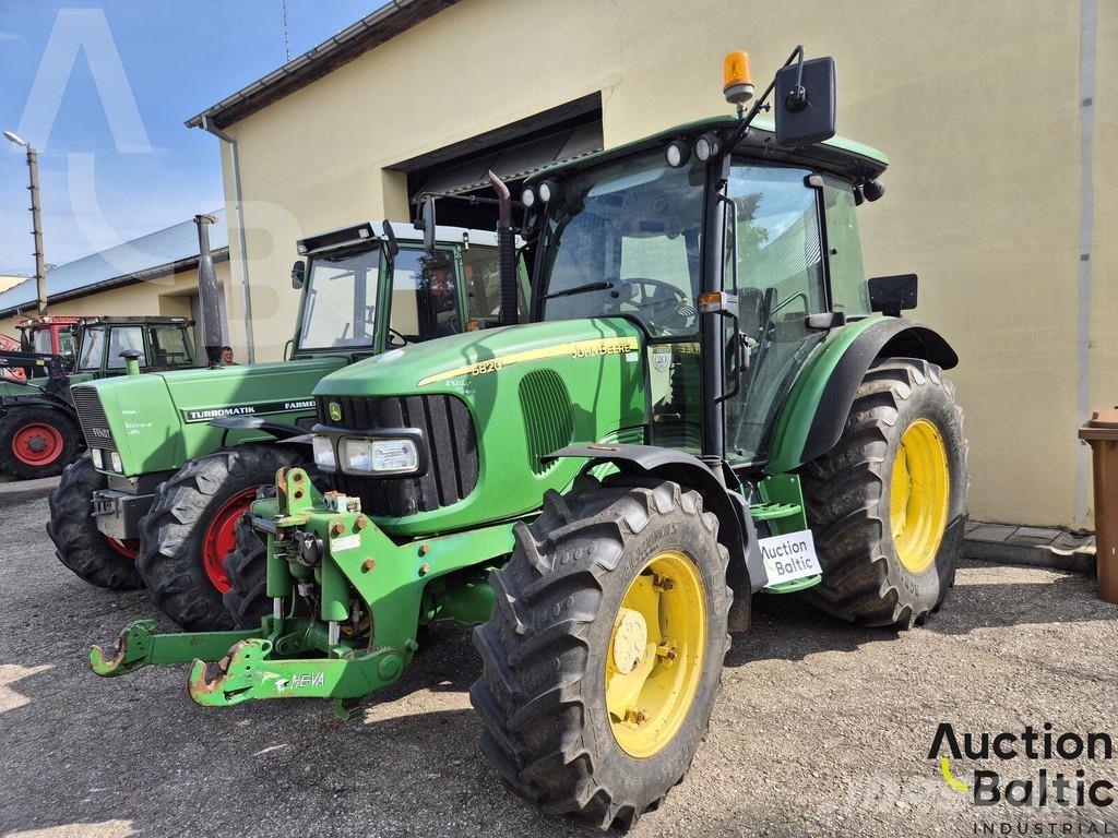 John Deere 5820 الجرارات