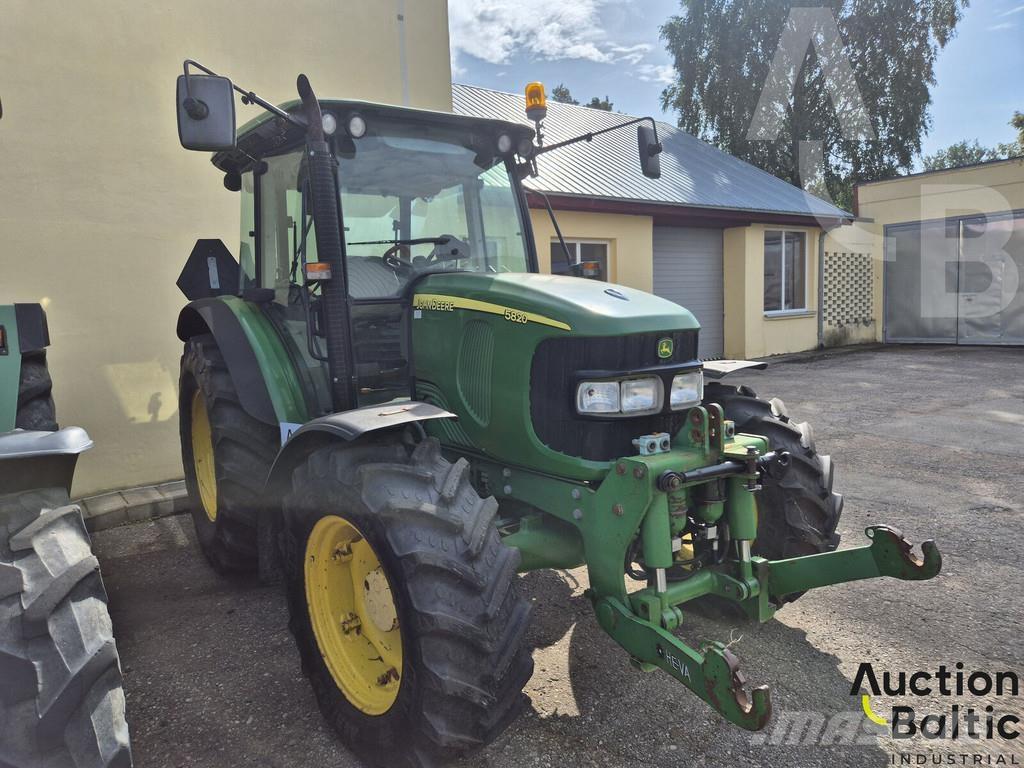 John Deere 5820 الجرارات