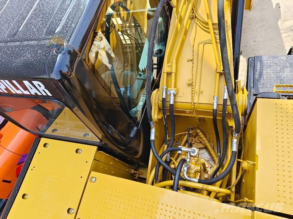 CAT 320 D حفارات زحافة