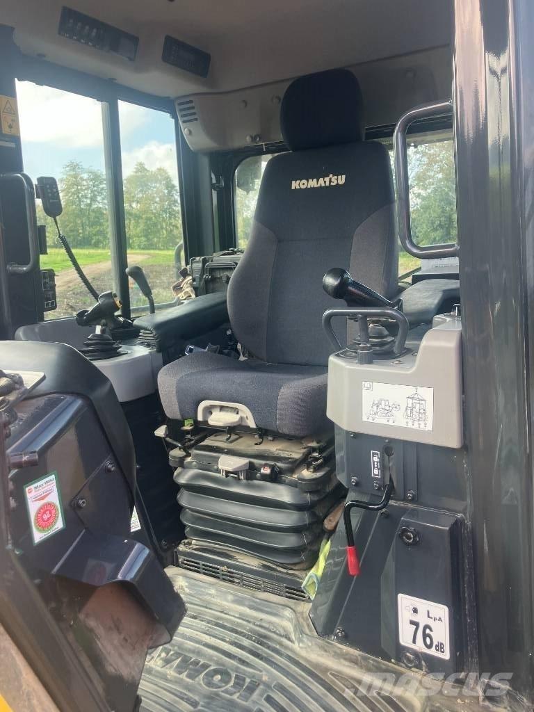 Komatsu D51PXi - 24 بلدوزرات مجنزرة