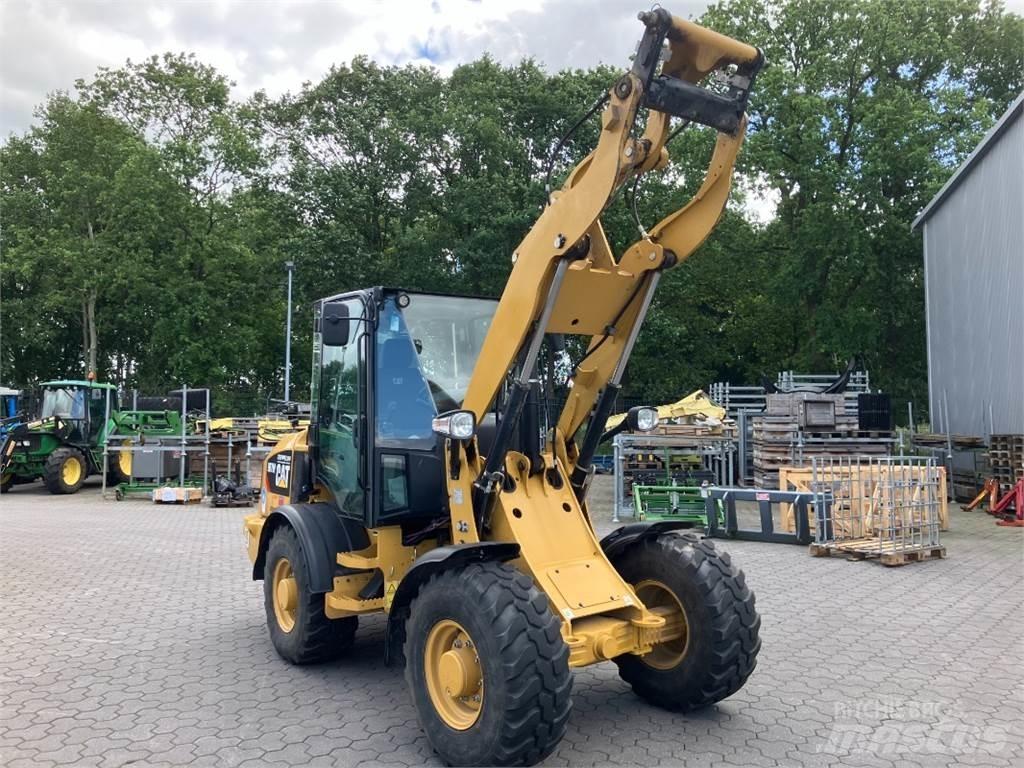 CAT 907 لوادر بعجل