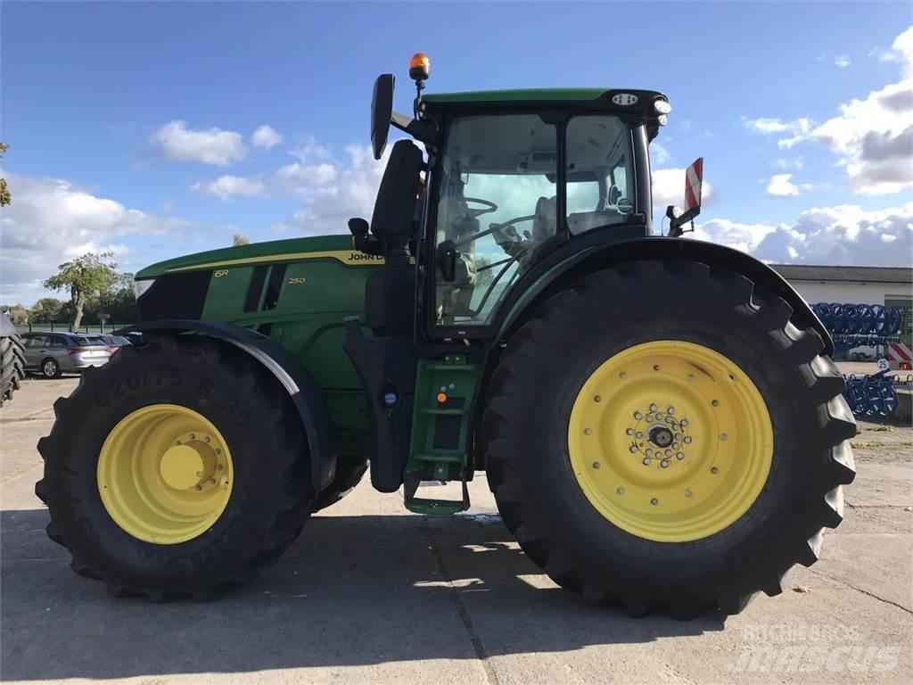 John Deere 6R 250 الجرارات