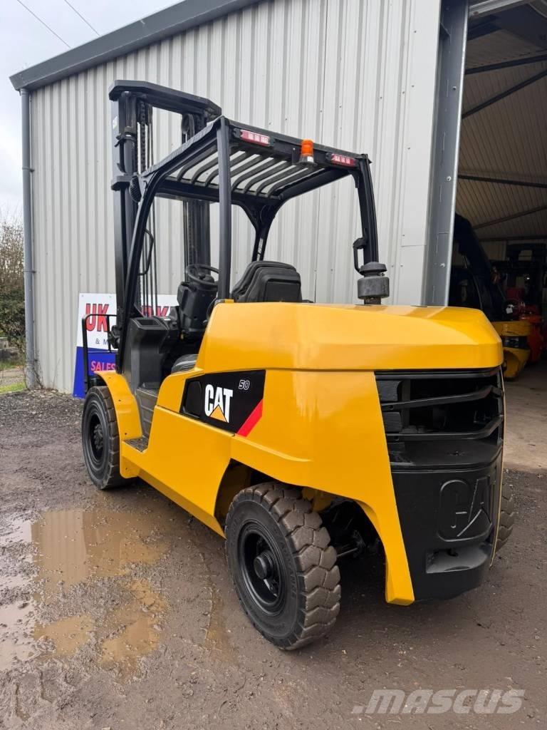 CAT DP 50 N شاحنات الديزل
