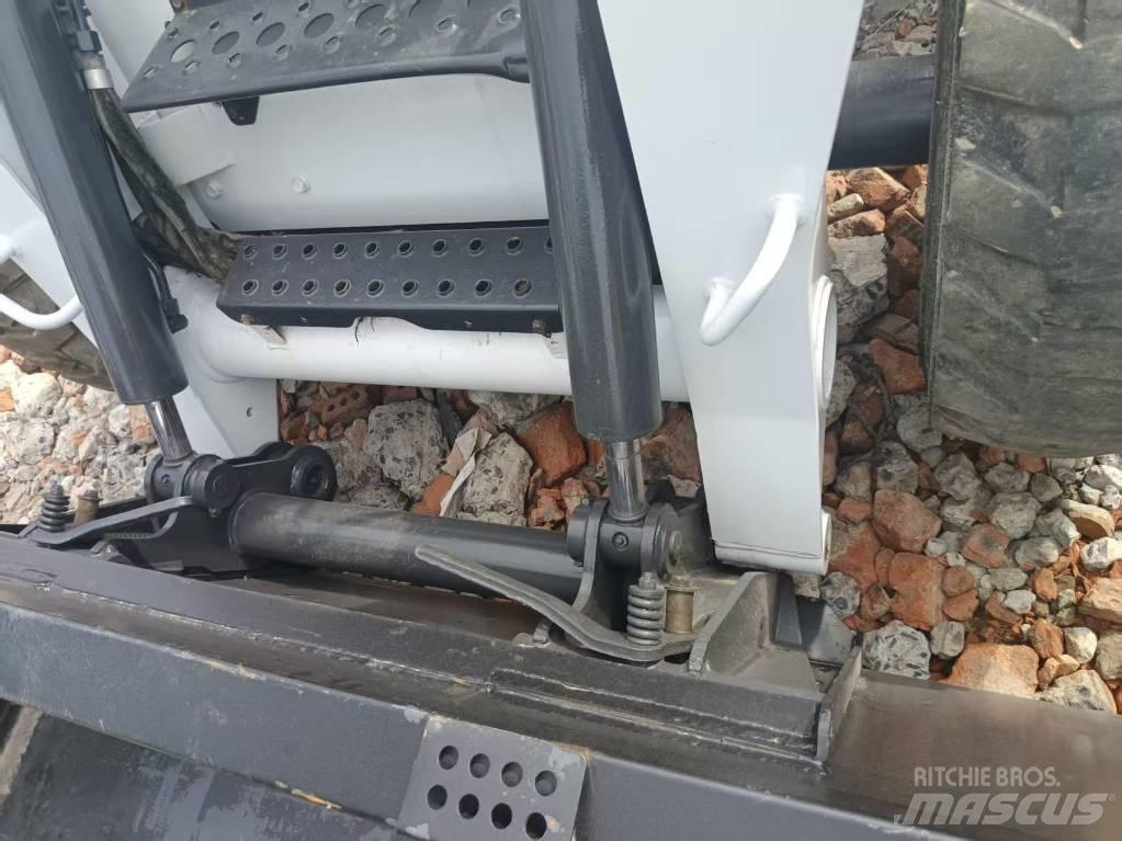 Bobcat S 220 لوادر انزلاقية التوجيه