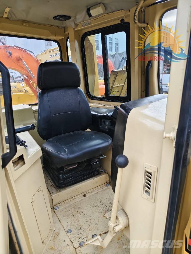 CAT D 7 R بلدوزرات مجنزرة