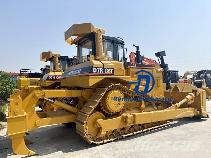 CAT D 7 R بلدوزرات مجنزرة