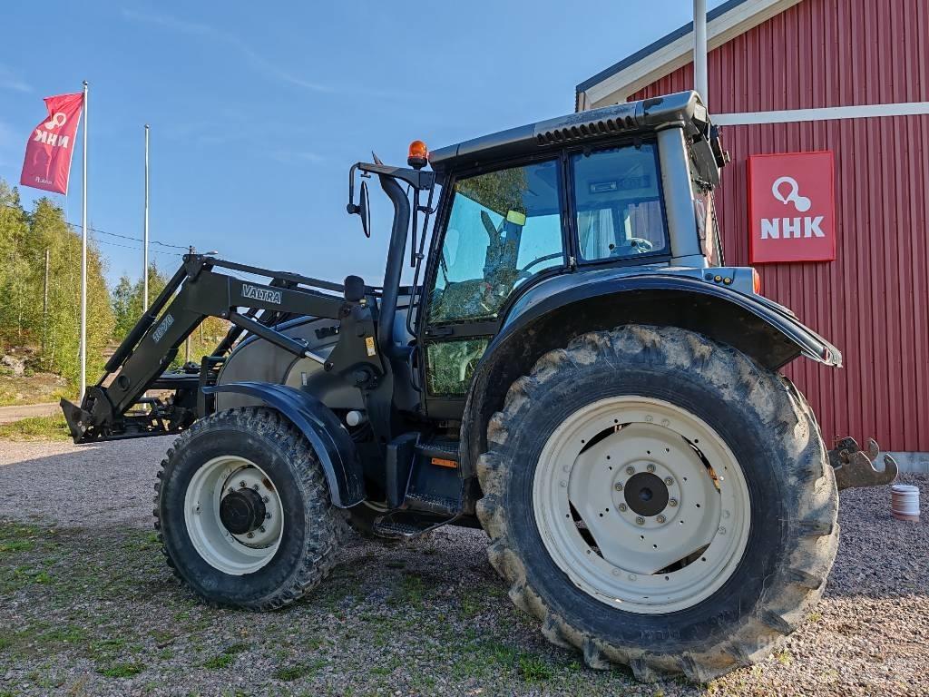 Valtra M 130 الجرارات