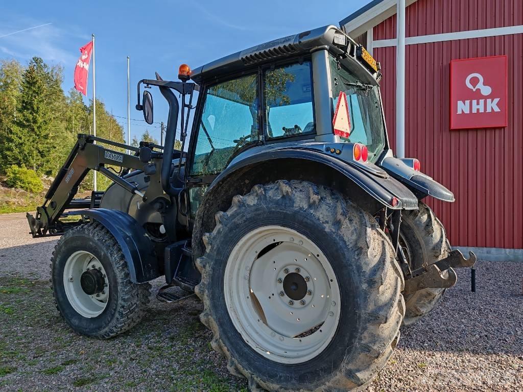 Valtra M 130 الجرارات