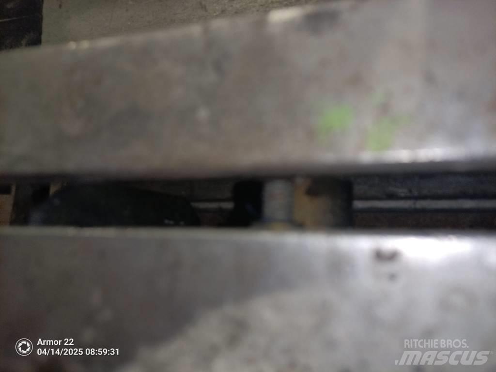 JLG 2630 ES رافعات مقصية الشكل
