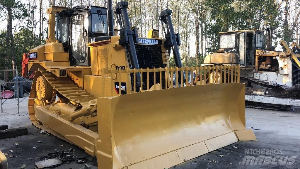 CAT D8R بلدوزرات مجنزرة