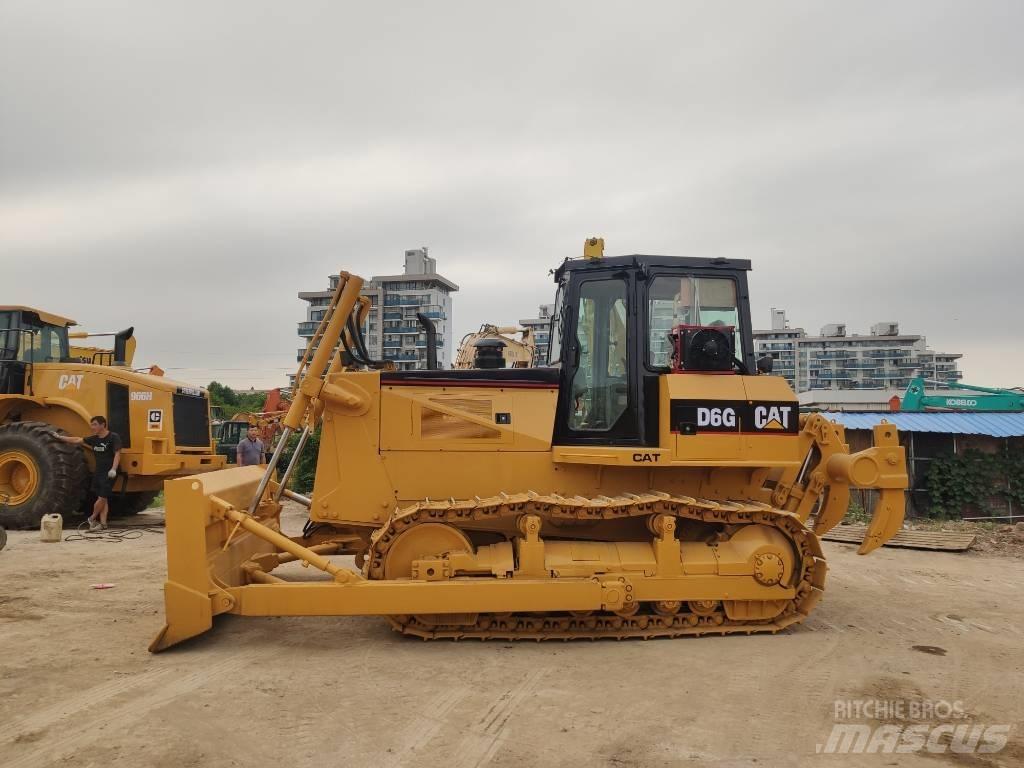 CAT D 6 G بلدوزرات مجنزرة