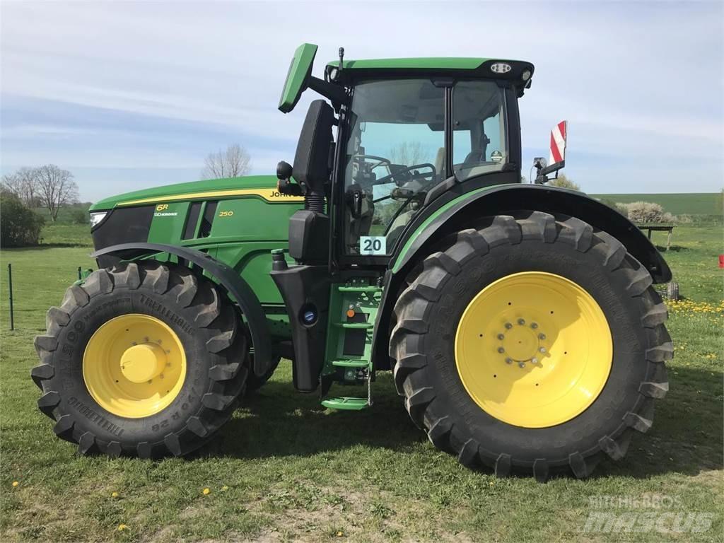 John Deere 6R 250 الجرارات