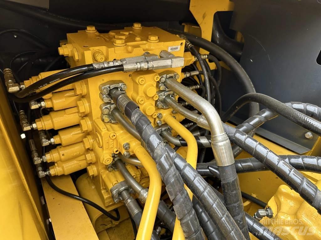 Komatsu PC 200-8 حفارات زحافة
