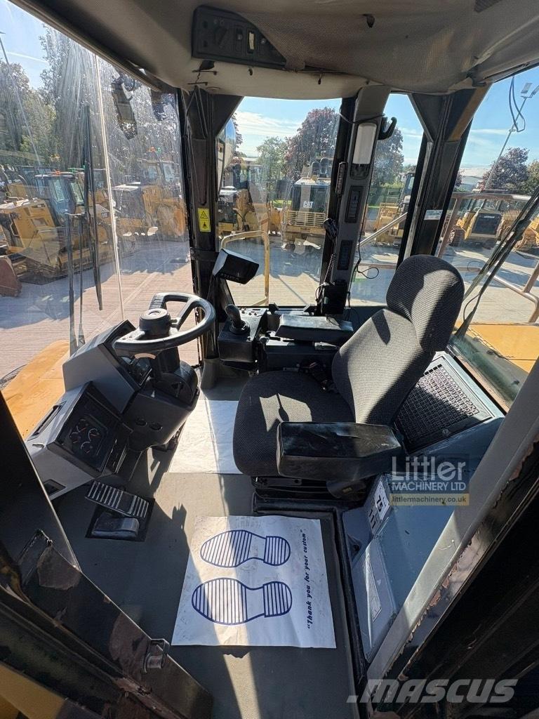 CAT 824 H بلدوزرات بعجلات