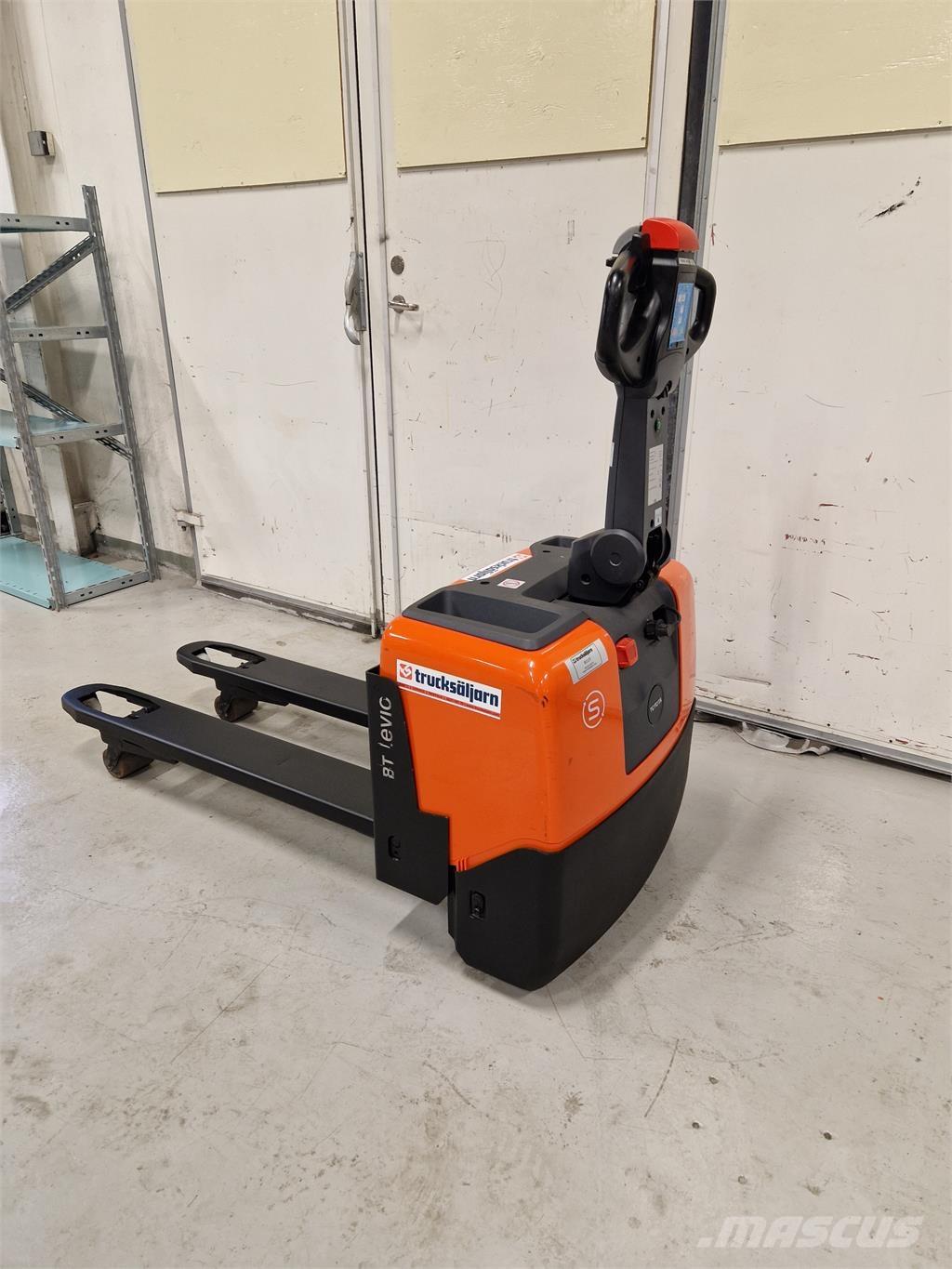 Toyota LWE130 معدات التكديس الجوالة