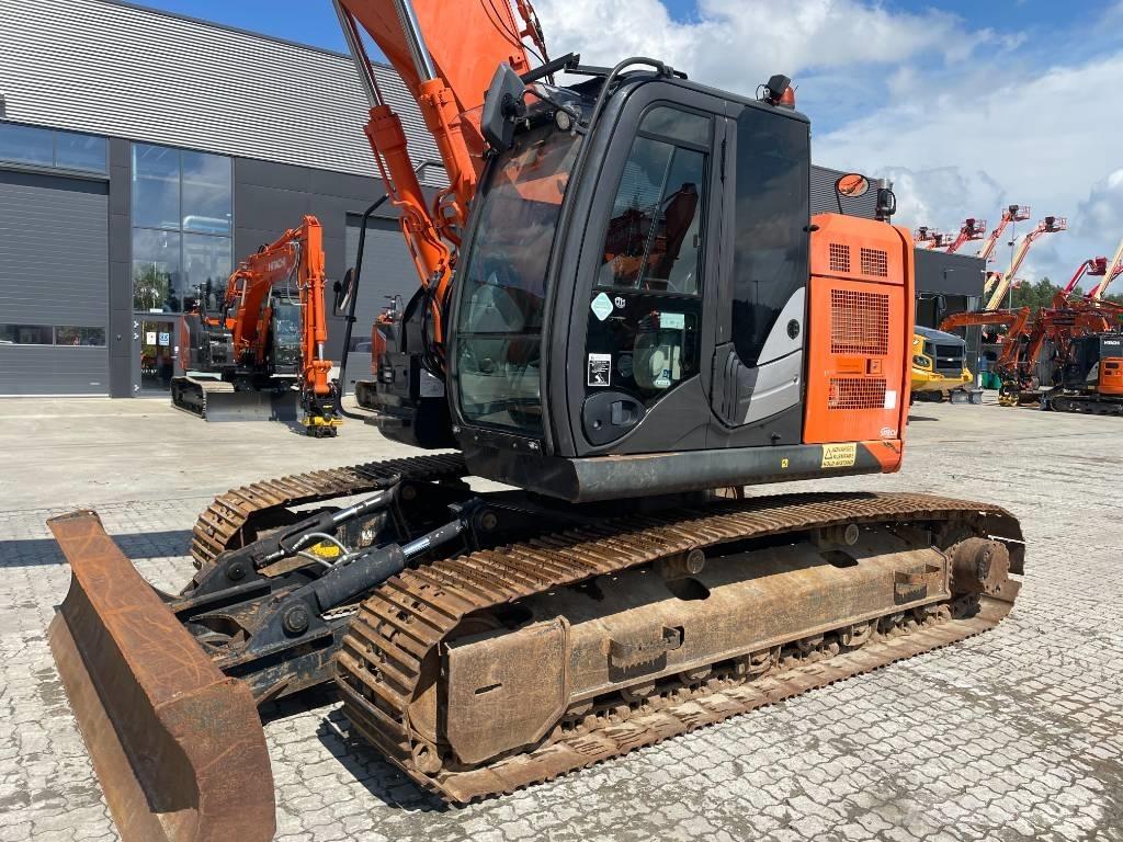 Hitachi ZX225USLC-5 حفارات زحافة