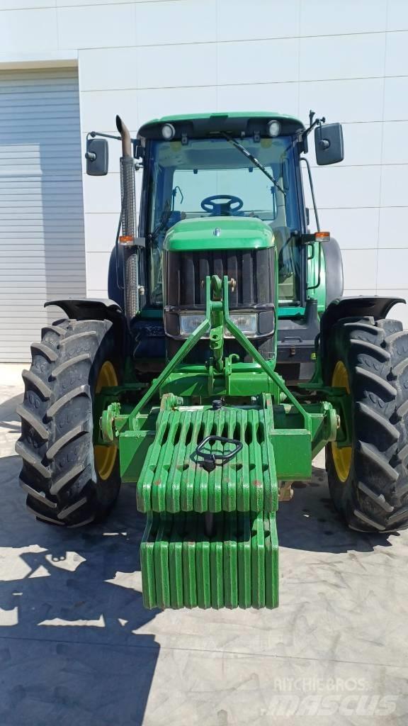 John Deere 6820 الجرارات