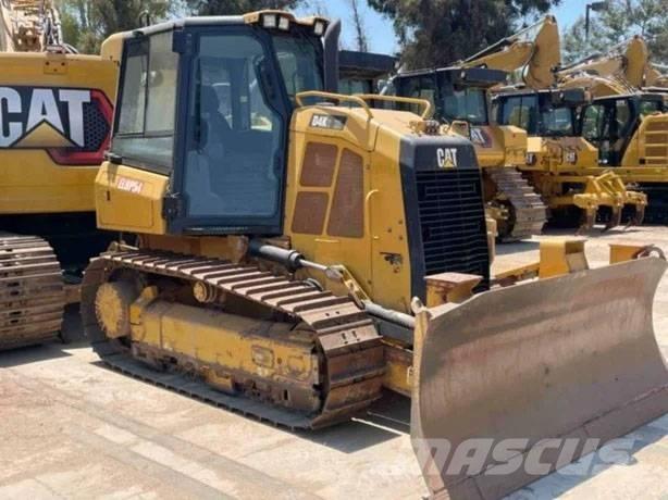 CAT D 4 K 2 XL بلدوزرات مجنزرة