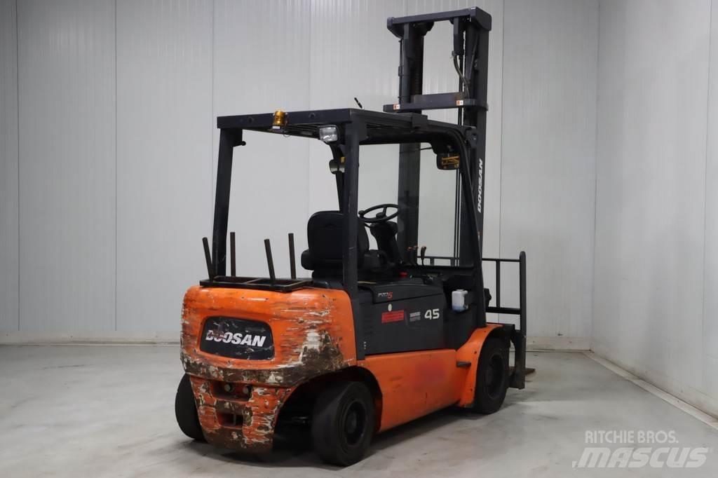 Doosan B45X-5 شاحنات ذات رافعات شوكية تعمل بالكهرباء