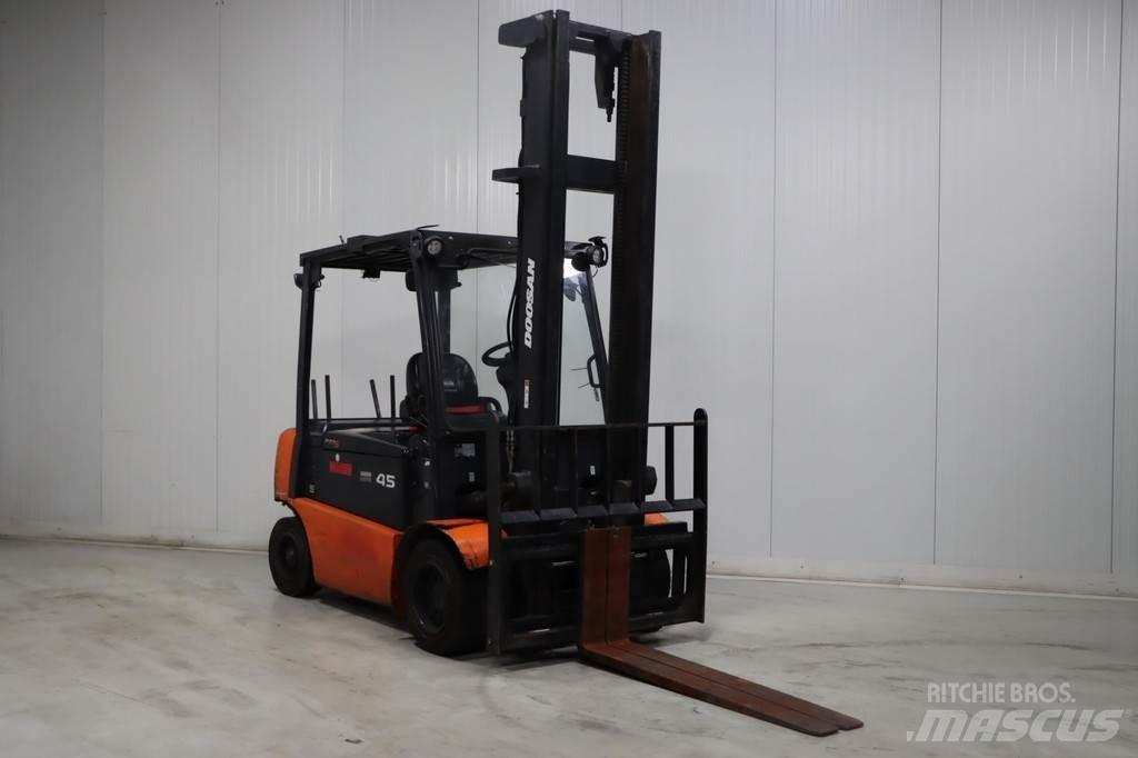 Doosan B45X-5 شاحنات ذات رافعات شوكية تعمل بالكهرباء