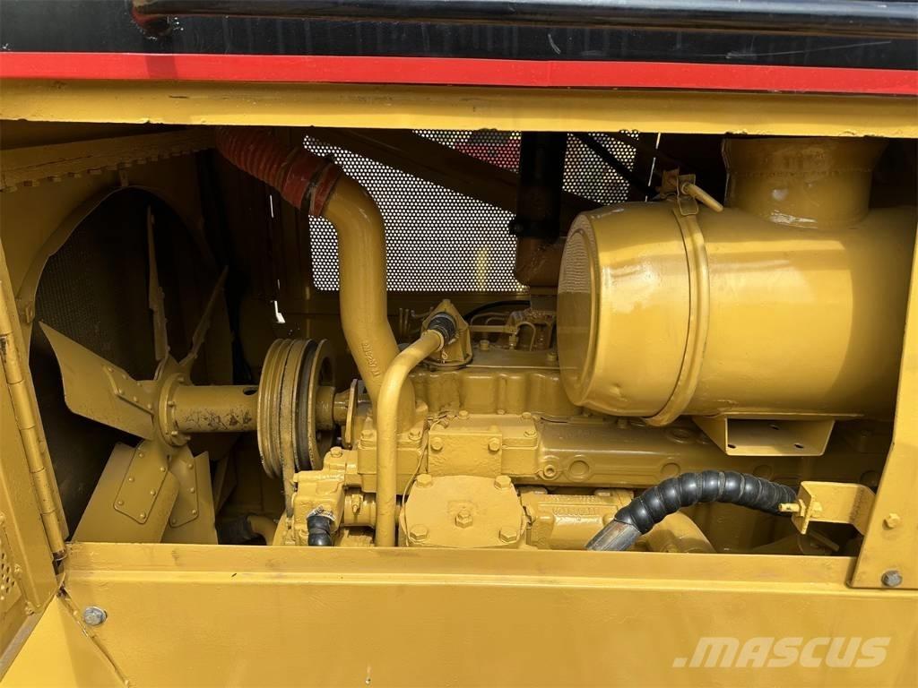 CAT D 6 G بلدوزرات مجنزرة