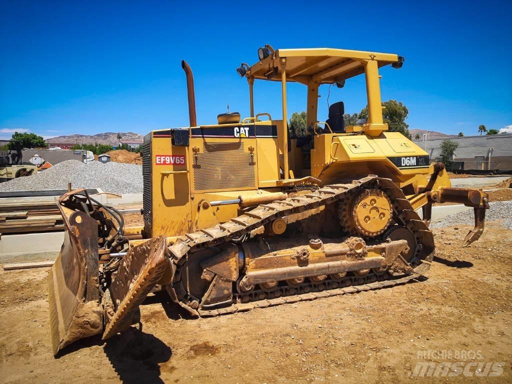 CAT D 6 M XL بلدوزرات مجنزرة
