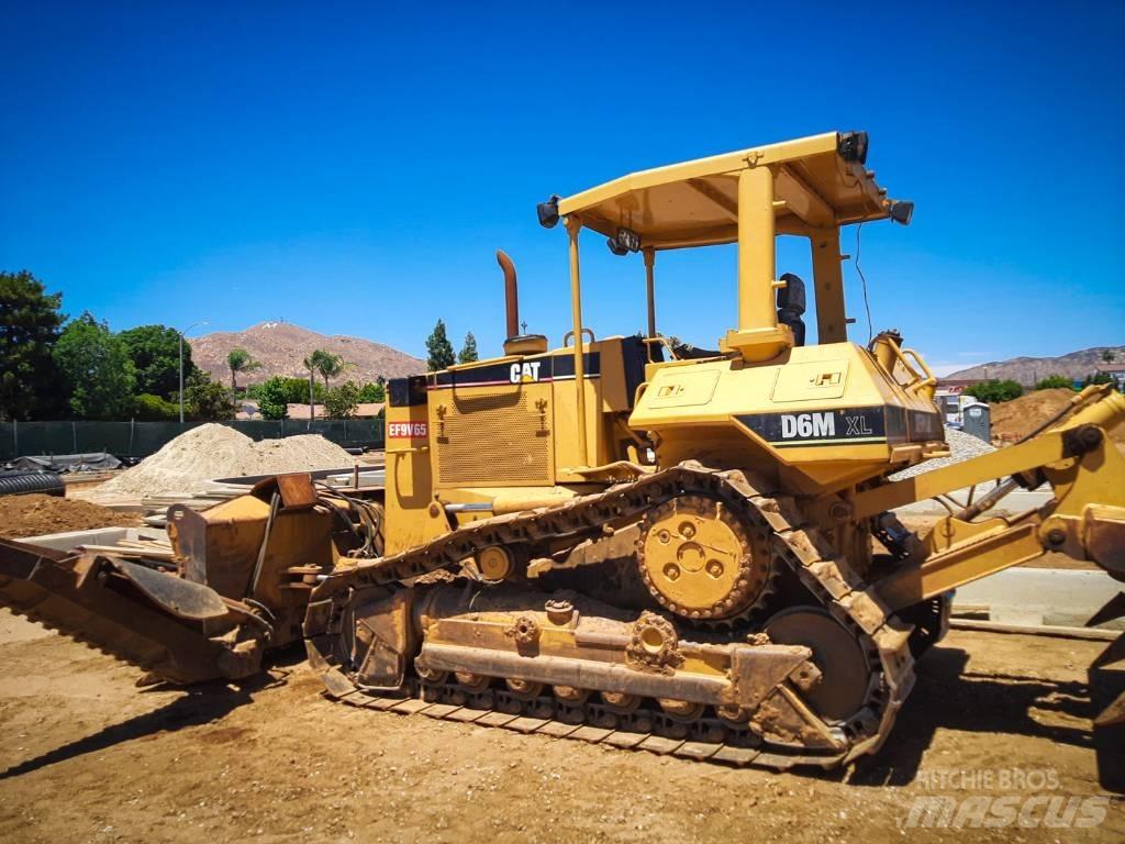 CAT D 6 M XL بلدوزرات مجنزرة