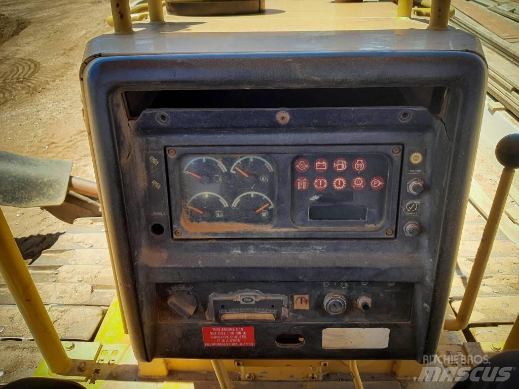 CAT D 6 M XL بلدوزرات مجنزرة