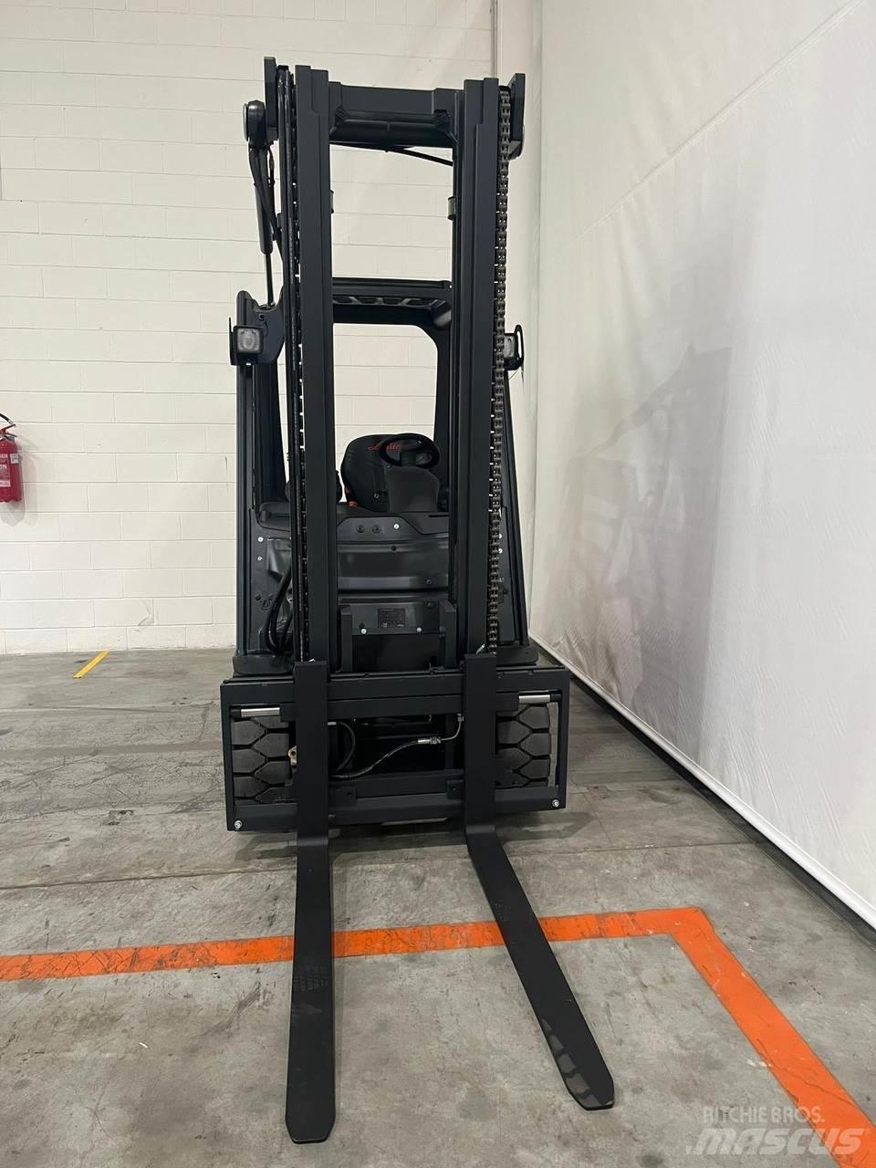 Linde E30-01 شاحنات ذات رافعات شوكية تعمل بالكهرباء
