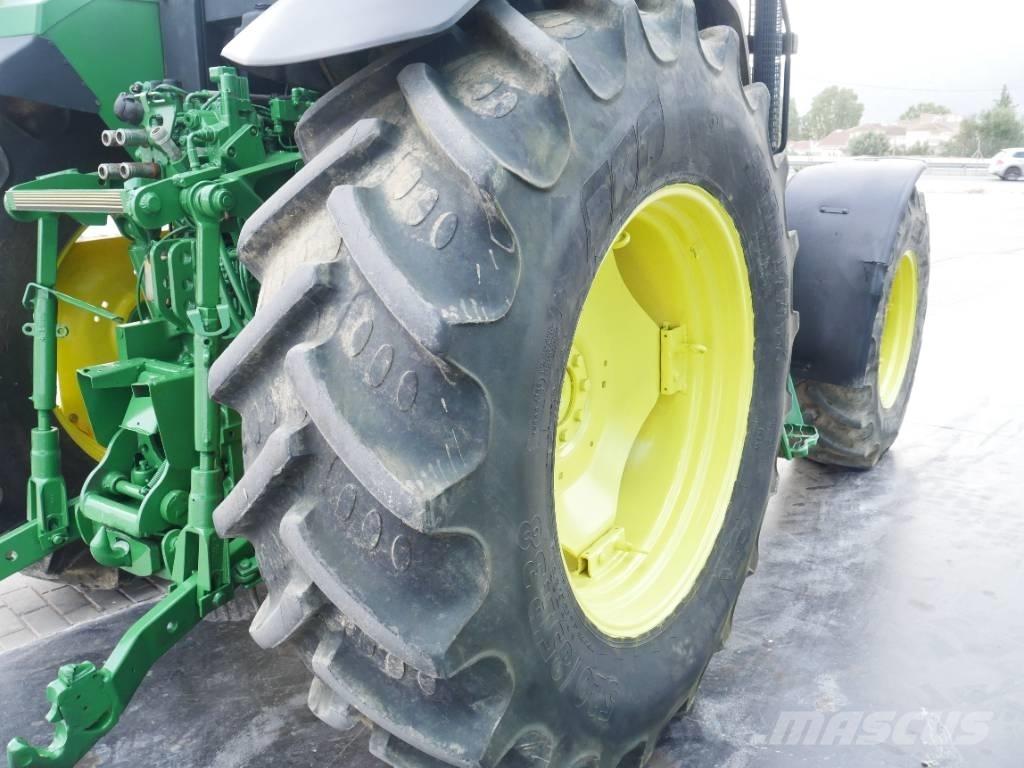John Deere 6800 الجرارات